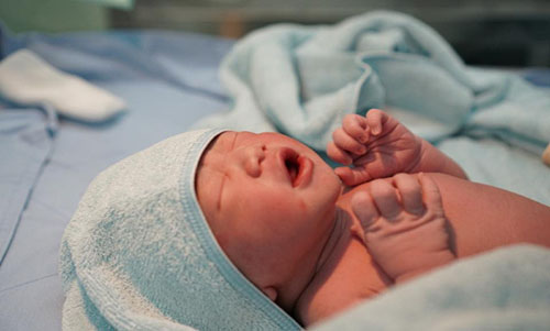 Sau quá trìn 'chào thế giới' thành công, bé được đem đến môi trường cách ly an toàn để đảm bảo tránh khuẩn, vi sinh, bệnh tật trong tháng đầu đời.